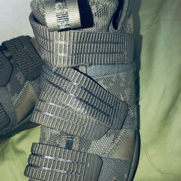 LeBron Soldier 10s Sneakers - Picture 3 of 5